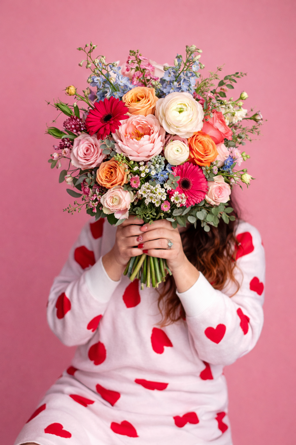 Person holding flowers, representing faceless digital marketing and private online income.